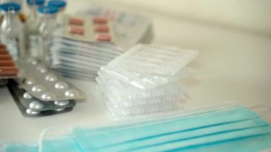 Tıbbi reform ve sağlık hizmetleri için artan fiyatlar, yığınla hap, kapsül ve şişe, koruyucu maskeler ve kağıt para. İlaç ve para.