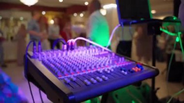 Lüks restoranda DJ müzik konsolu organize dans partisi, DJ ses kontrolü ve renkli ışıklar. Neon ışıklı eğlence partisi, insanların gece hayatı kavramı.