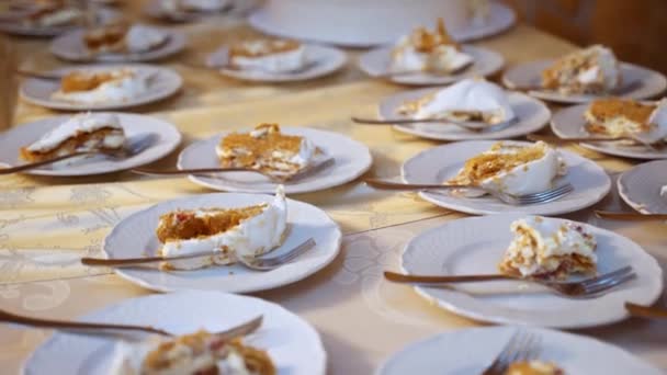 Decoraciones de mesa de banquete de catering, un montón de plato blanco acostado en la mesa festiva con trozos de postre dulce para la fiesta de celebración o rebanadas de pastel de bodas. Buffet dulce en restaurante de lujo o en el — Vídeo de stock