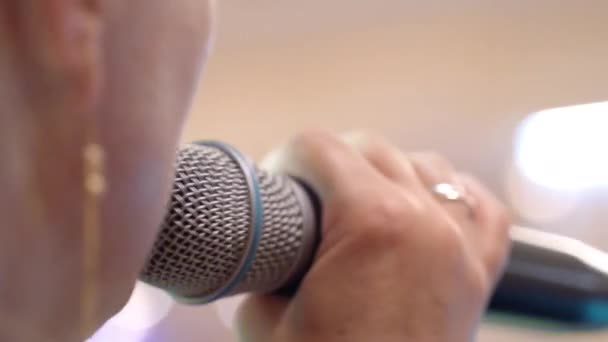 Close-up van karaoke microfoon in vrouwenhanden, zingende pop, jazz of klassieke liedjes in nachtclub. Muziekuitvoering, concertorganisatie met live muziek — Stockvideo