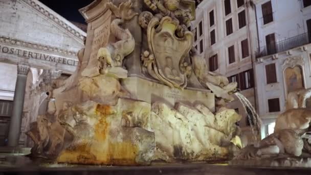 Krásný výhled na chrám Pantheon osvětlený v noci, starobylá socha kašna s latinsky náboženským nápisem zdobení náměstí. Náboženství a cestovní ruch v Římě — Stock video