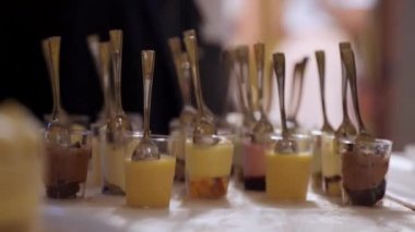 Lüks restoranlarda ya da otellerde yemek şöleni, konuklar için tatlı çeşitleri. Lüks yemek servisi menüsü, çeşitli meyveler, dondurma ve jöleli atıştırmalıklar. Yemek servisi.