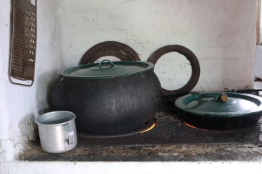 Büyük dökme demir ve tavalı rustik fırın, demir bardak ve rende.