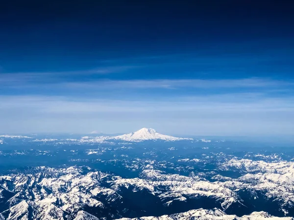 Region górski Mount Rainer pokryty śnieżnym widokiem z powietrza — Zdjęcie stockowe