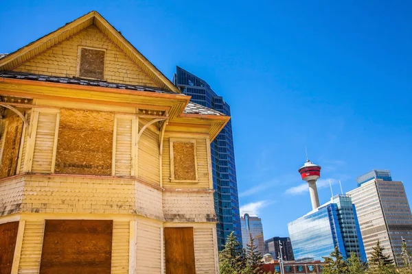 Zabytkowy Dom Przed Panoramę Calgary Alberta Kanada — Zdjęcie stockowe