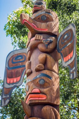 Sedir ve somon totem direği, eski balıkçı delik Kent Seattle Washington ABD 05.07.2018 üzerinde
