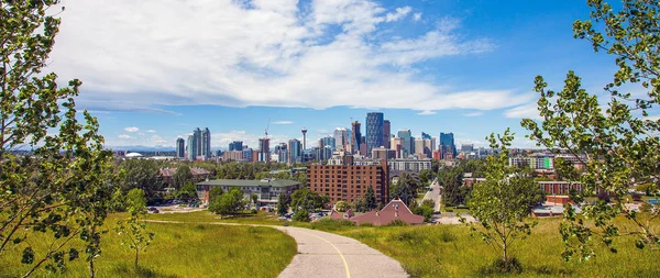Calgary alberta Skyline von Tom Campbells Hill Naturpark — Stockfoto