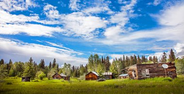 Williams Lake British Columbia Kanada'da 13 Haziran 2018 Dugan göl kenarında terk edilmiş çiftlik