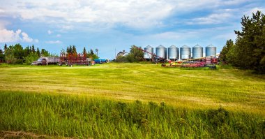 Grande Prairie Alberta Kanada'da 21 Haziran 2018. Çiftlik Grande Prairie