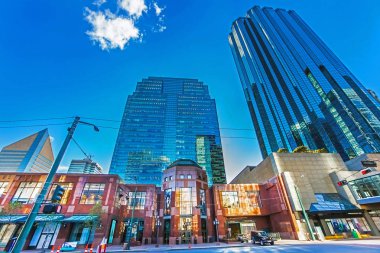 Edmonton, Alberta, Kanada 25 Haziran 2018. Gökdelenler ve downtown Edmonton Mağazalar
