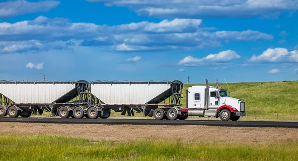 カナダアルバータ州エドモントン高速道路トラックの 2018 — ストック写真