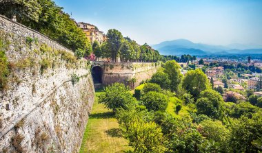 İtalya 'nın eski Bergamo Lomardei şehrinin surları