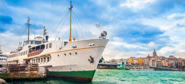 İstanbul limanındaki gemi arka planda Galata Köprüsü ve Galata Kulesi