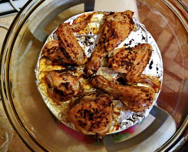 Baharatlı ve çıtır çıtır kızarmış tavuk budu.