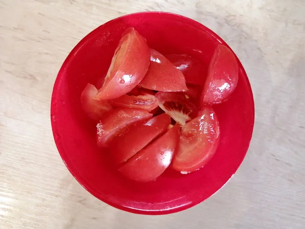 Frische Tomatenscheiben Scheiben Geschnitten Auf Einem Roten Teller Ausgebreitet Blick — Stockfoto
