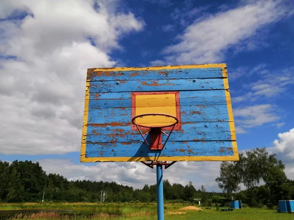 Баскетбольное Кольцо Старом Деревянном Носилках Которое Устанавливается Открытом Воздухе Крупный — стоковое фото