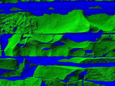 Sanat, yeşil ve mavi taşlardan yapılmış bir bina duvarının nesnesi. Modern tarzda gerçeküstü duvar tuvali. Duvar kağıtlarınız, sanat projeleriniz ve çalışmalarınız için şık bir arkaplan.