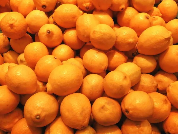 Gelbe Leuchtende Zitronen Stapeln Sich Einer Folie Die Einem Geschäft — Stockfoto