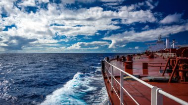 Okyanus tarafından bir tanker devam