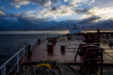 Okyanus tarafından tanker devam etmeden