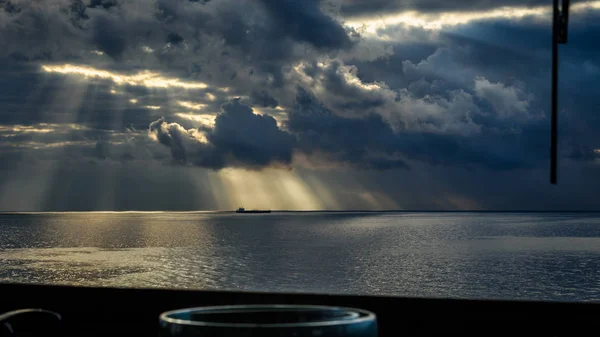 Вид Солнечных Лучей Окна Навигационного Моста Супертанкера — стоковое фото