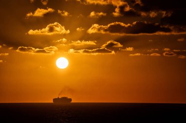 Okyanusu günbatımı yakalama gezinti Bridge ham petrol tankeri posteri