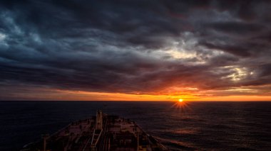 Okyanusu günbatımı yakalama gezinti Bridge ham petrol tankeri posteri