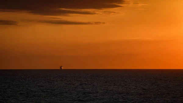 Pôr Sol Oceânico Captura Ponte Navegação Petroleiro Bruto — Fotografia de Stock
