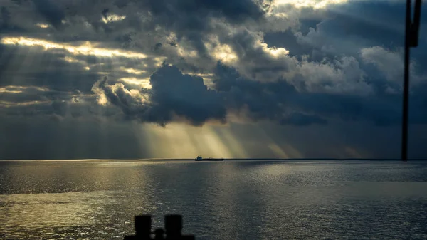 Sluneční Paprsky Zatažené Obloze Okno Pohled Velitelského Můstku Super Tankeru — Stock fotografie