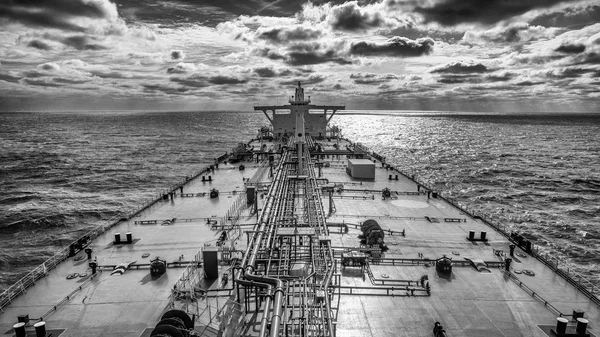 原油超级油轮通过海洋运行 从向前桅杆上捕获 黑色和白色 — 图库照片