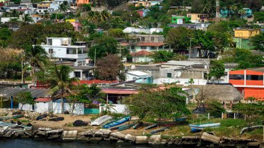 Balıkçılık küçük bir köyde kıyı şeridinde başlattı