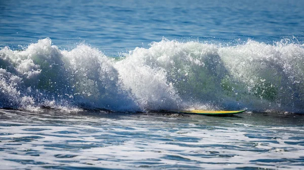 Surfplank Surft Zelf Uit Golf — Stockfoto