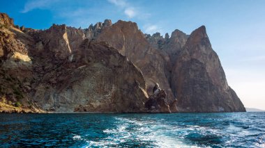 Deniz kıyısında dağ manzarası