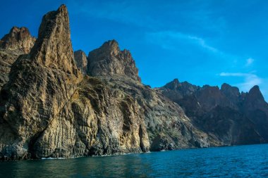 Deniz kıyısında dağ manzarası