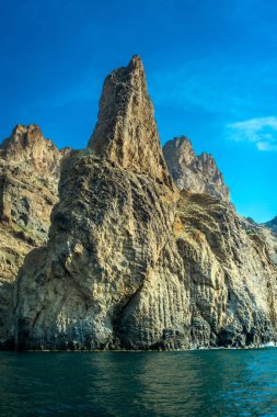 Deniz kıyısında dağ manzarası