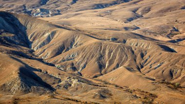 Kıvrımlar ve geçitler ile dağ manzarası
