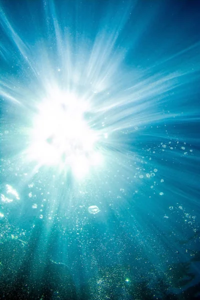Sualtı Resmi Güneş Ile Deniz Yüzeyi — Stok fotoğraf