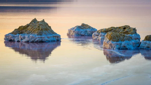 Pembe Göl Suyunda Kaya Manzarası — Stok fotoğraf