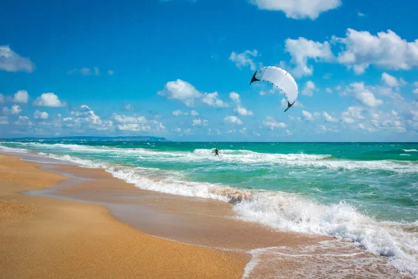 Güneşli Kum Plaj Mavi Bulutlu Gökyüzü — Stok fotoğraf