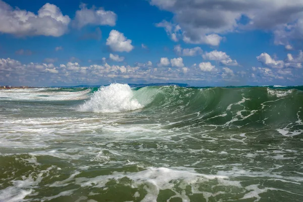 Zonnig Zandstrand Blauwe Bewolkte Hemel — Stockfoto