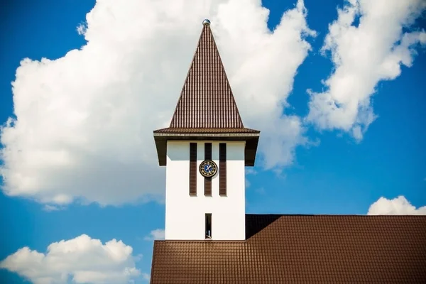 Górna Część Struktury Kościoła Katolickiego Tle Letniego Błękitnego Nieba Chmurami — Zdjęcie stockowe