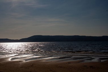 Nehir gece ışıldıyor.