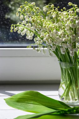 Bir buket bahar lilyum vadideki pencere üzerinde.