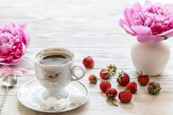 Coffee Marshmallow Strawberries Light Wooden Background — Stock Photo, Image