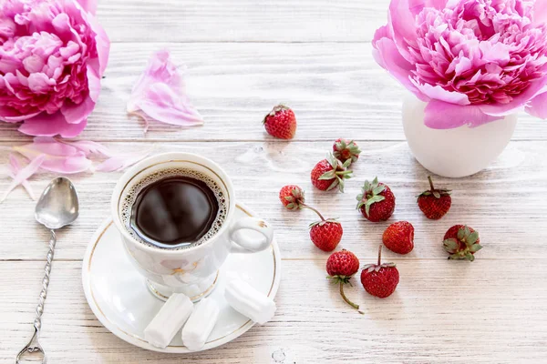 Kaffe Med Marshmallow Jordbær Lett Trebakgrunn – stockfoto
