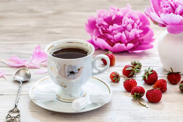 Kaffe Med Marshmallow Jordbær Lett Trebakgrunn – stockfoto