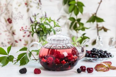 Böğürtlen çayı ile resim.