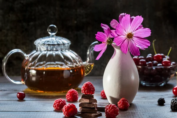 Frambuesas Chocolate Roto Sobre Fondo Oscuro —  Fotos de Stock