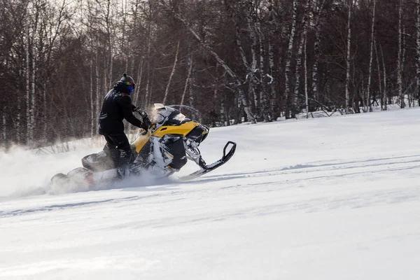 Atleta Snowmobile Que Move Floresta Inverno Nas Montanhas Dos Urais — Fotografia de Stock