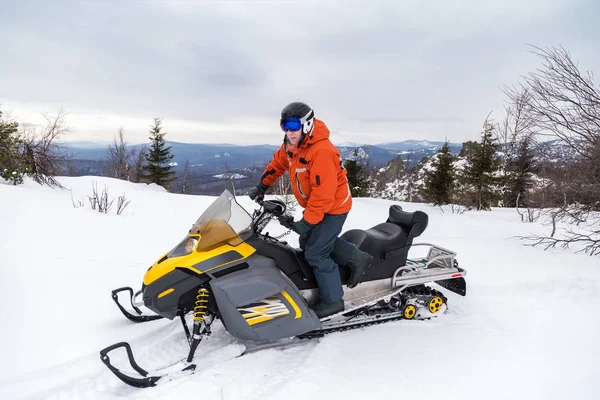 南ウラル山脈の冬の森の中を移動するスノーモービルでアスリート — ストック写真